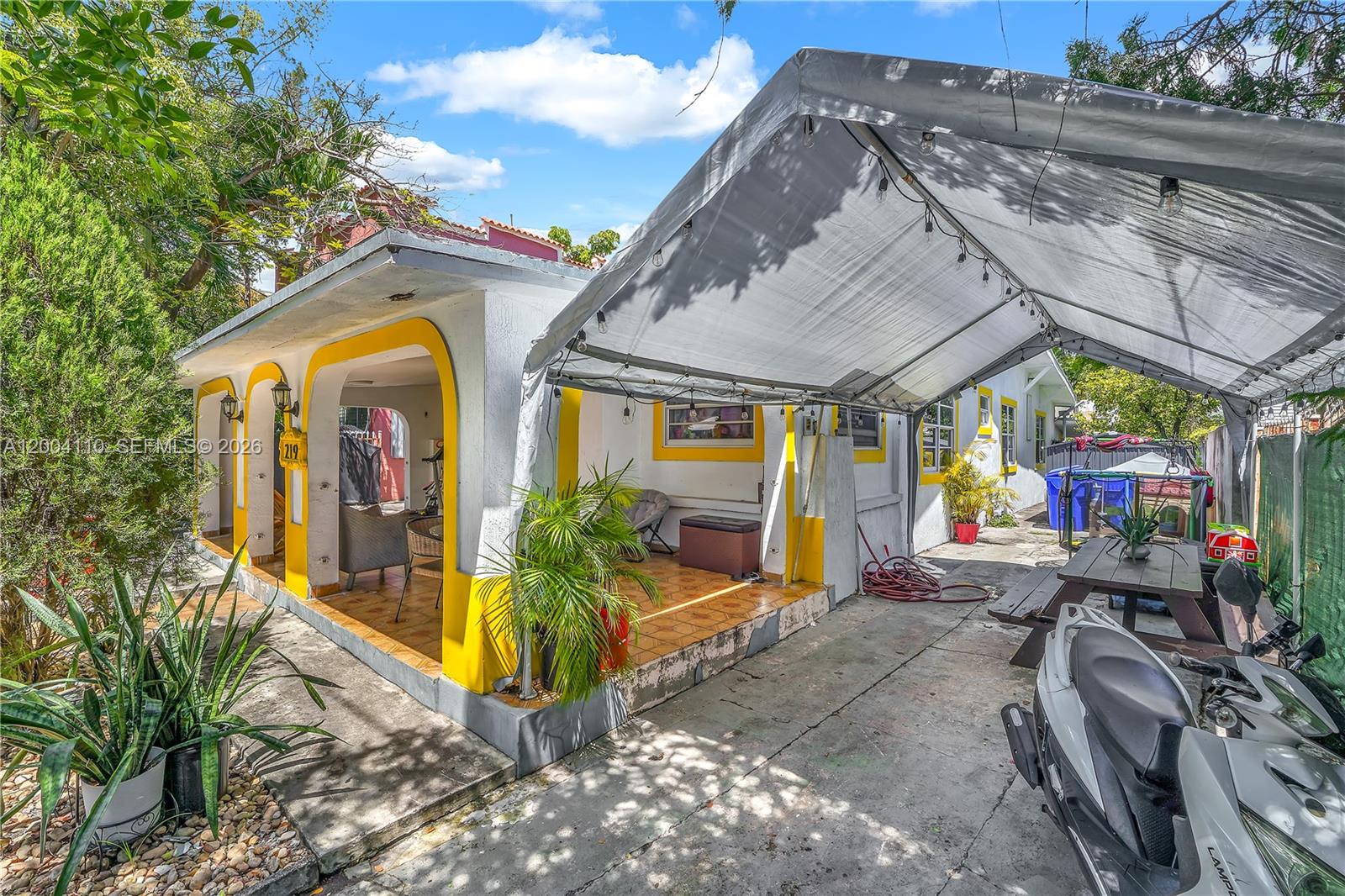 219 SW 6th Ave Miami, FL 33130