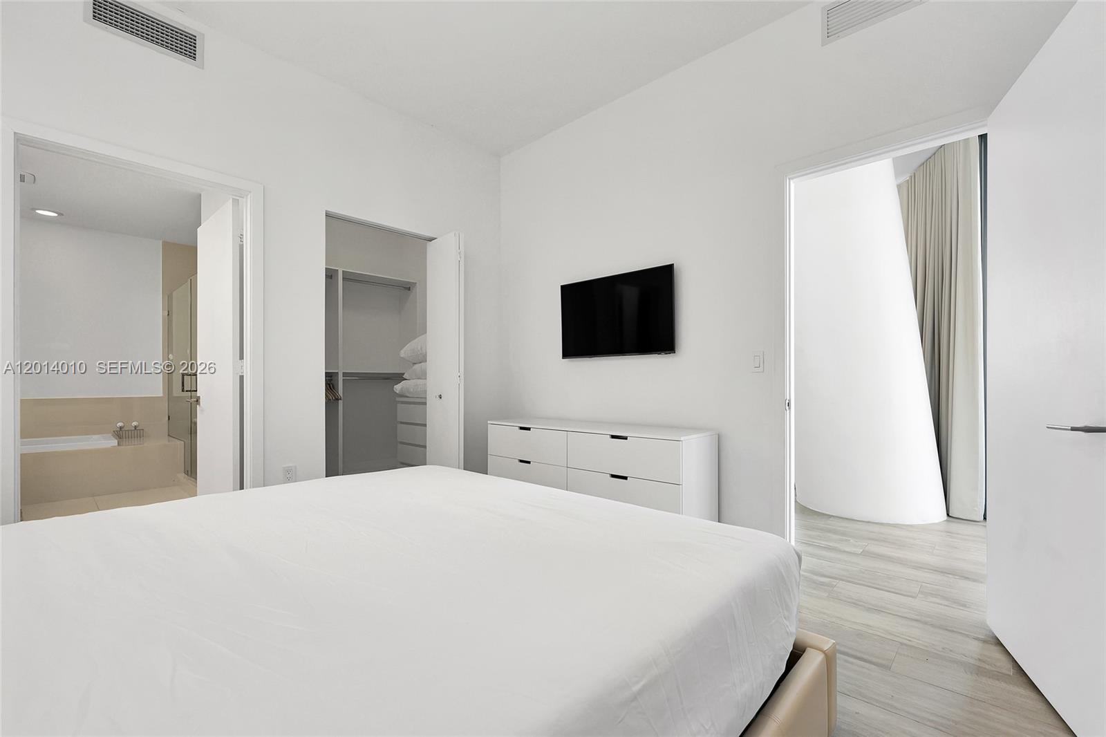 55 SW 9th St #4208 Miami, FL 33130