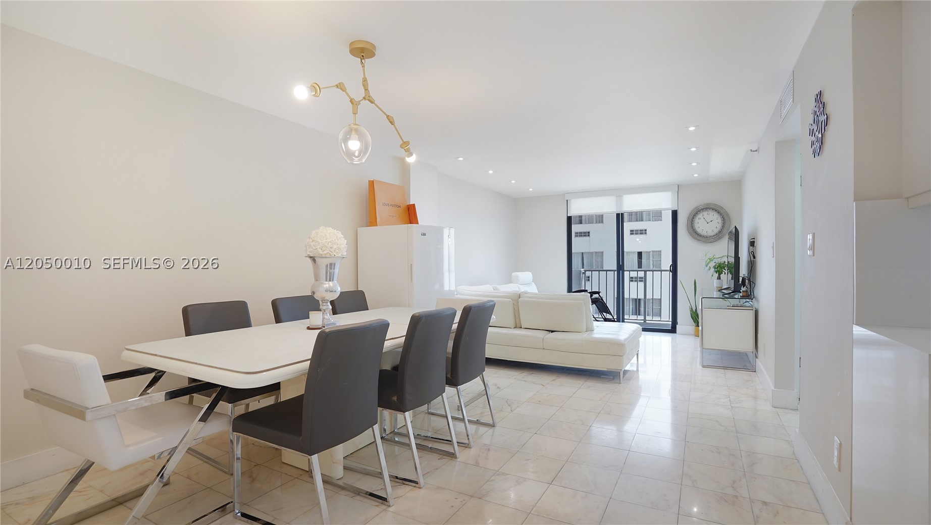 4301 Collins Ave #403