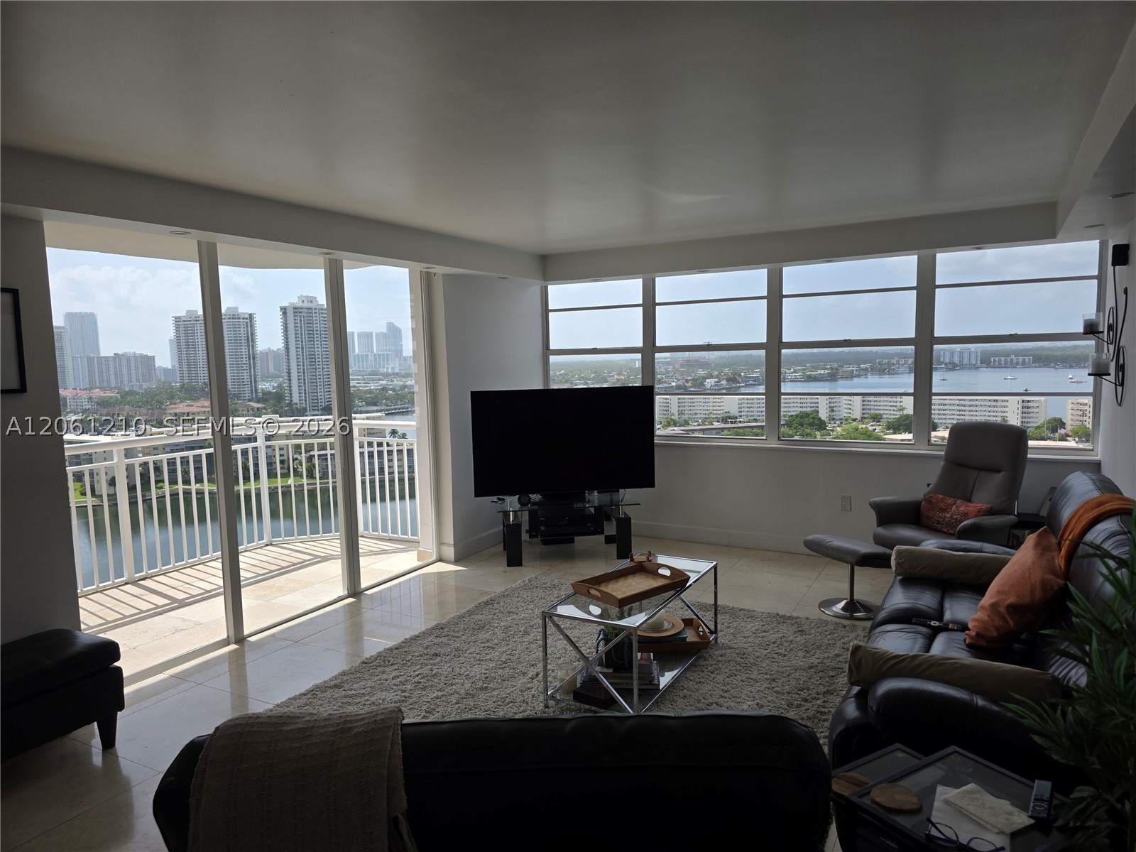 18081 Biscayne Blvd Boat Slip & Unit #1805 Aventura, FL 33160