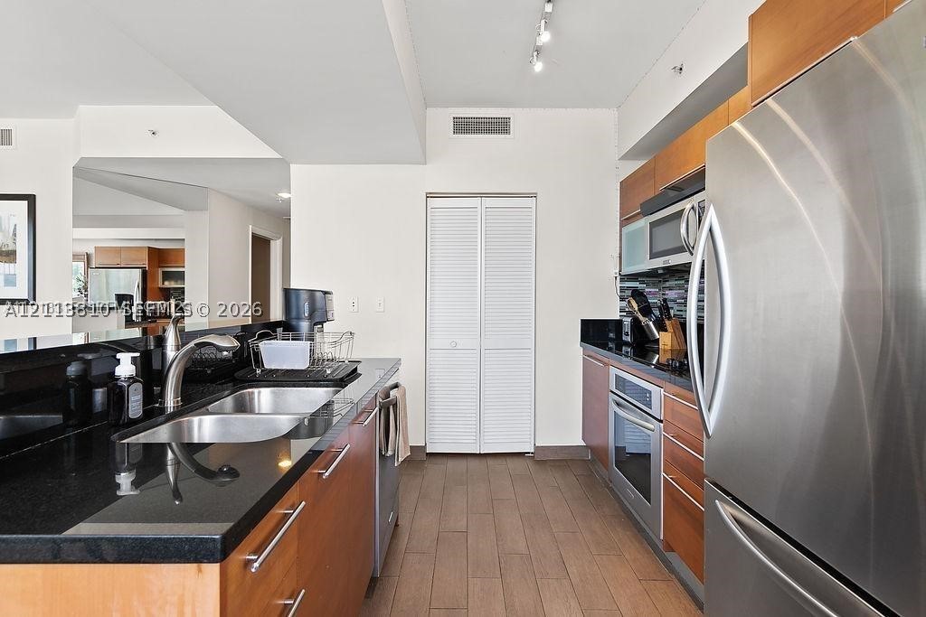 244 Biscayne Blvd #402