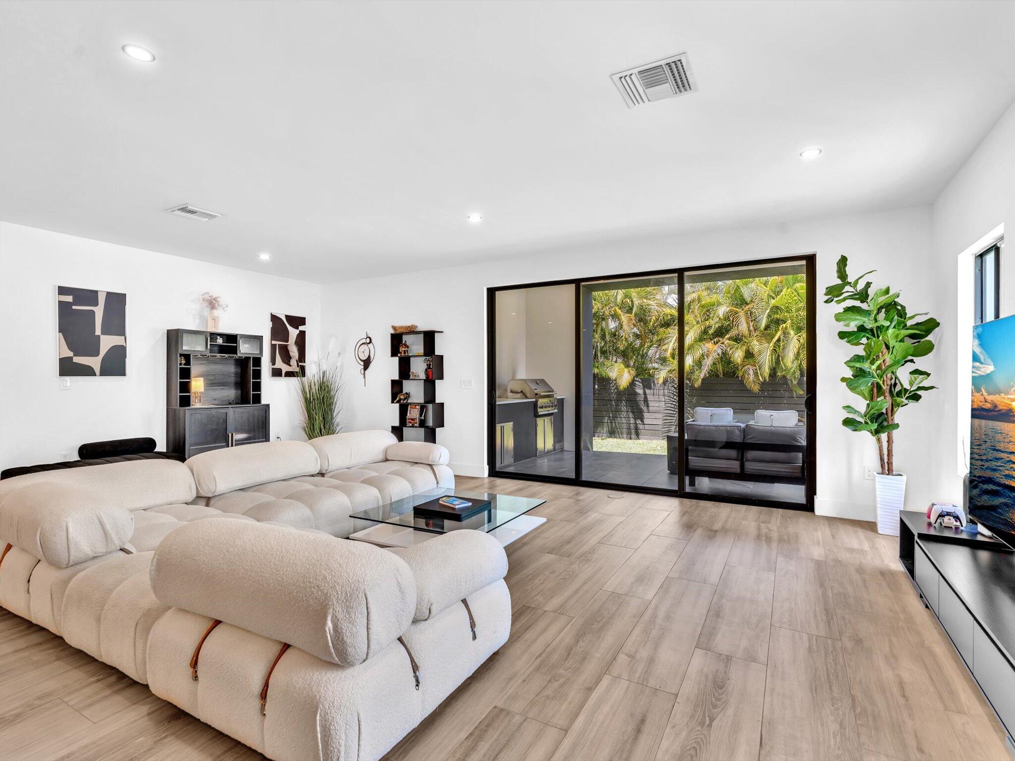 913 NE 15th Fort Lauderdale, FL 33304