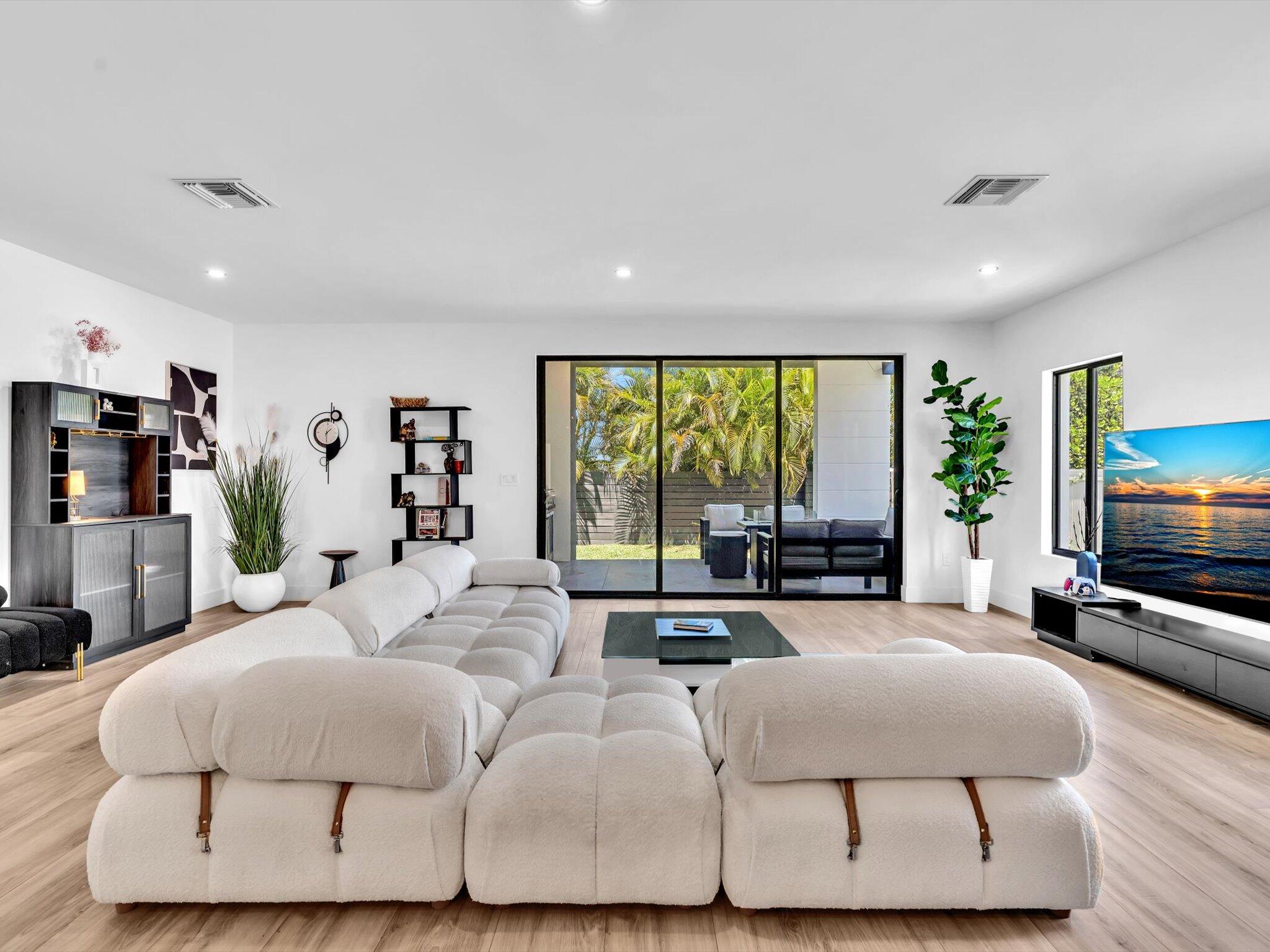 913 NE 15th Fort Lauderdale, FL 33304