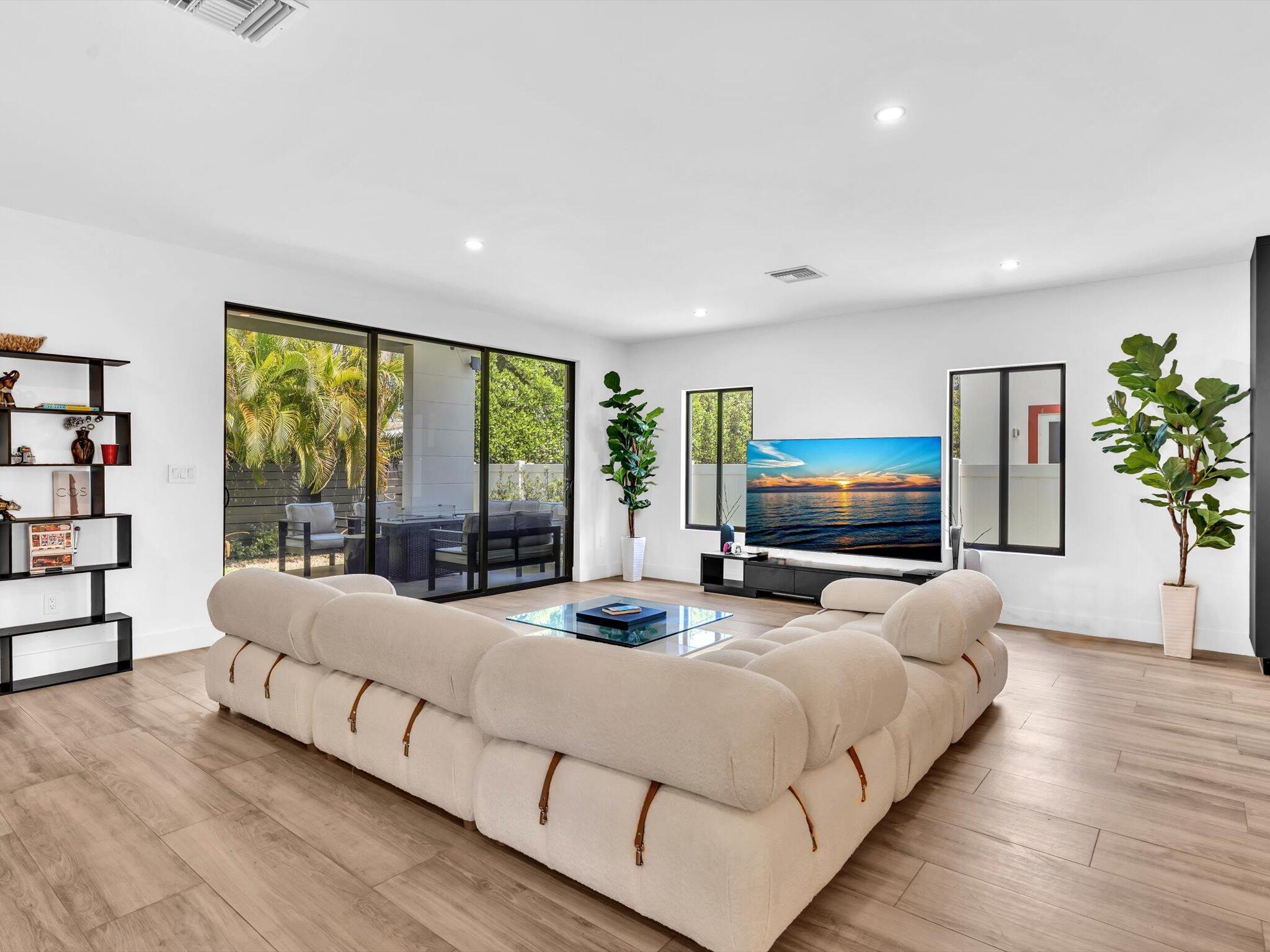 913 NE 15th Fort Lauderdale, FL 33304