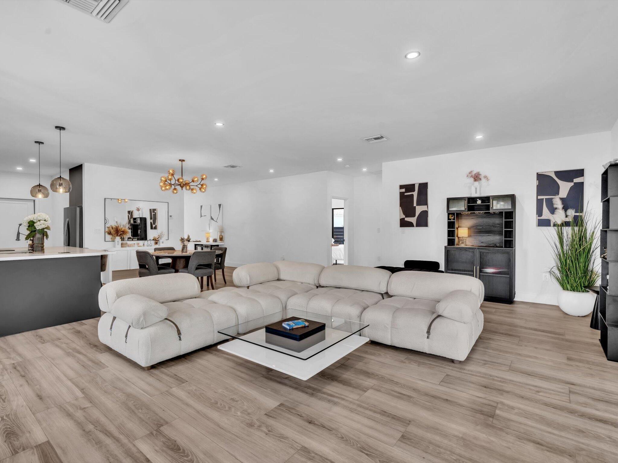 913 NE 15th Fort Lauderdale, FL 33304