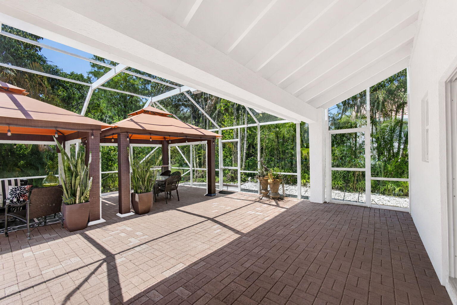 5137 Elpine Riviera Beach, FL 33418