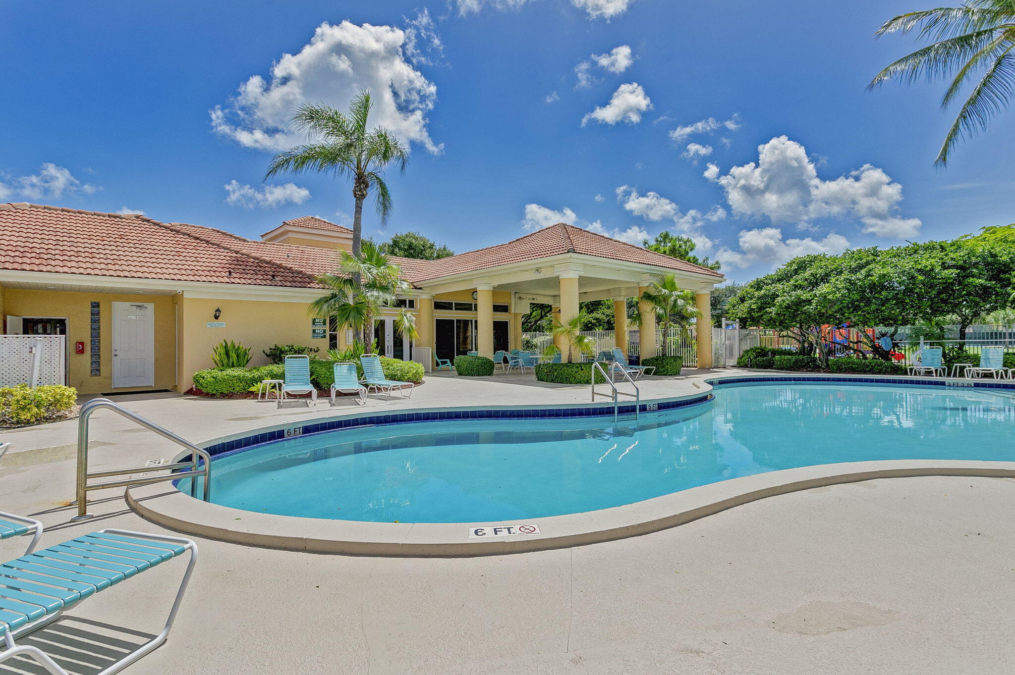 5137 Elpine Riviera Beach, FL 33418