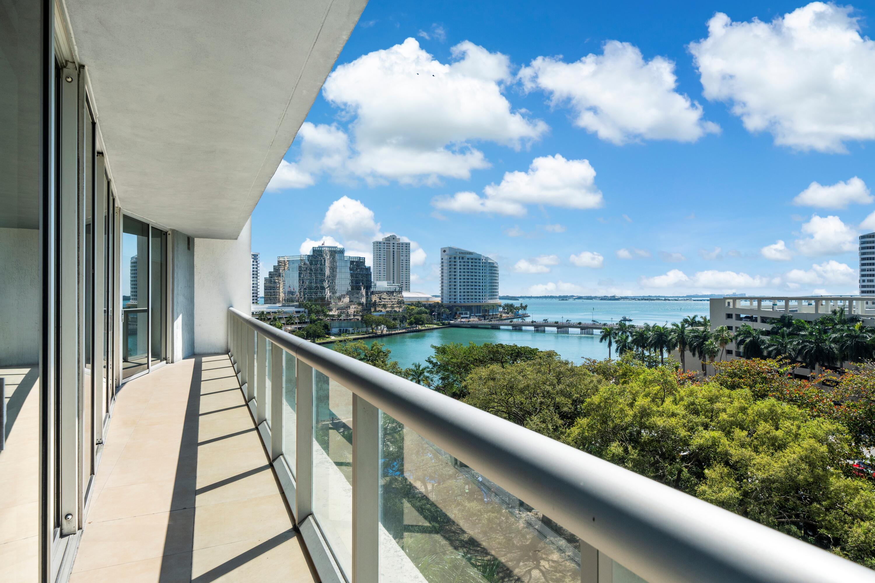 495 Brickell Ave #811