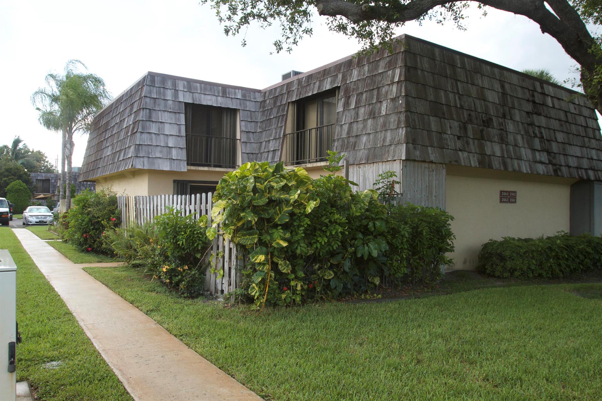 2464 Waterside Dr