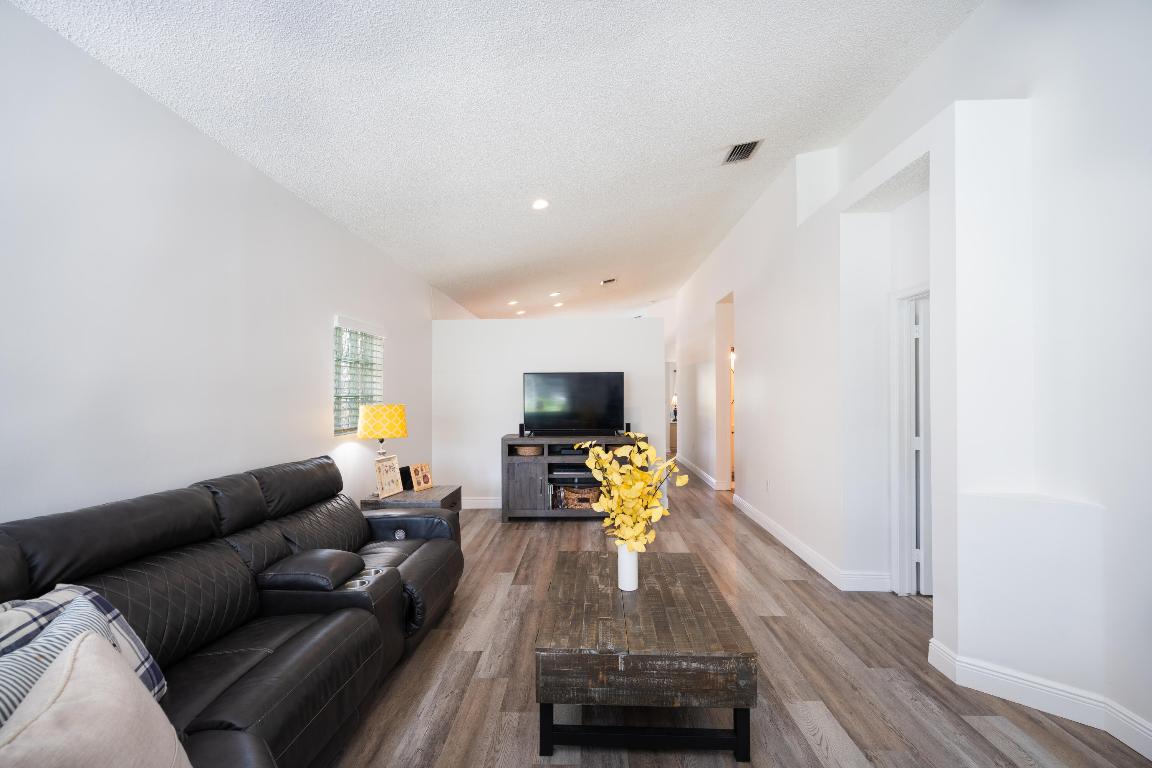 370 SW 203rd Pembroke Pines, FL 33029