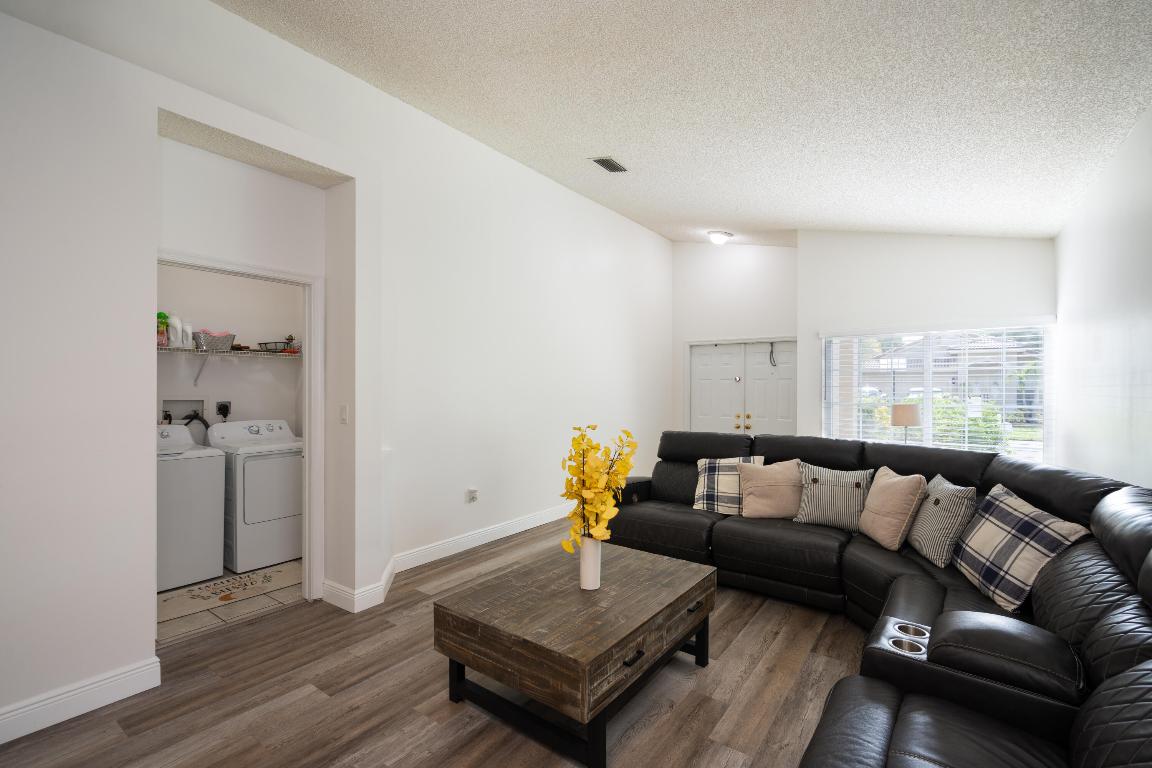 370 SW 203rd Pembroke Pines, FL 33029