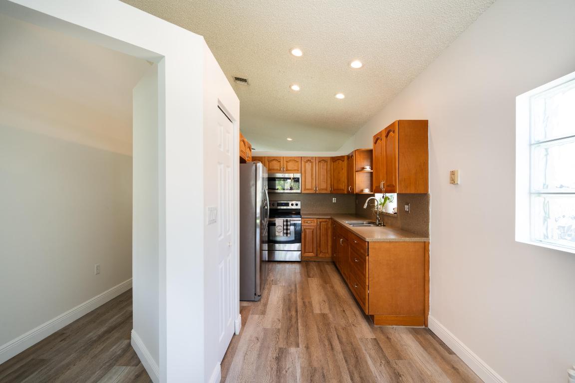 370 SW 203rd Pembroke Pines, FL 33029