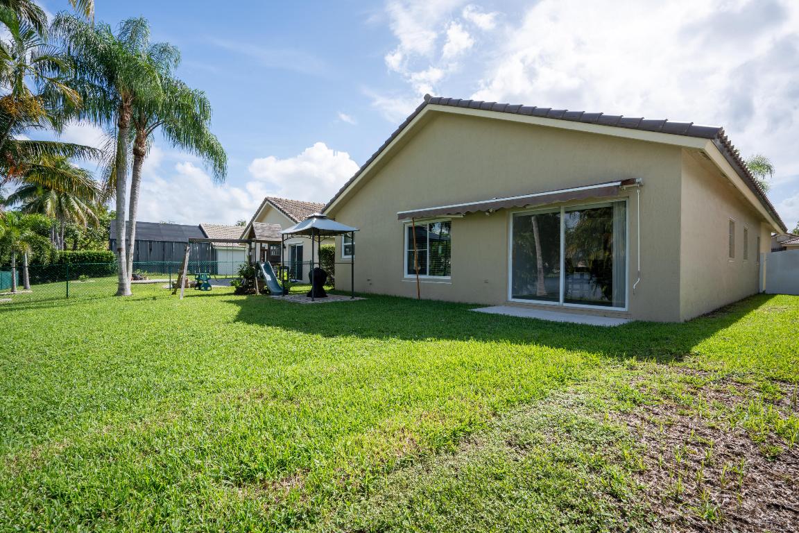 370 SW 203rd Pembroke Pines, FL 33029