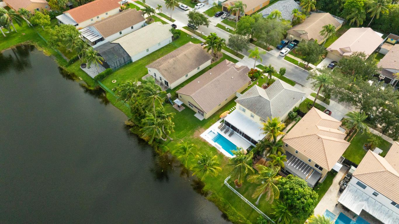 370 SW 203rd Pembroke Pines, FL 33029