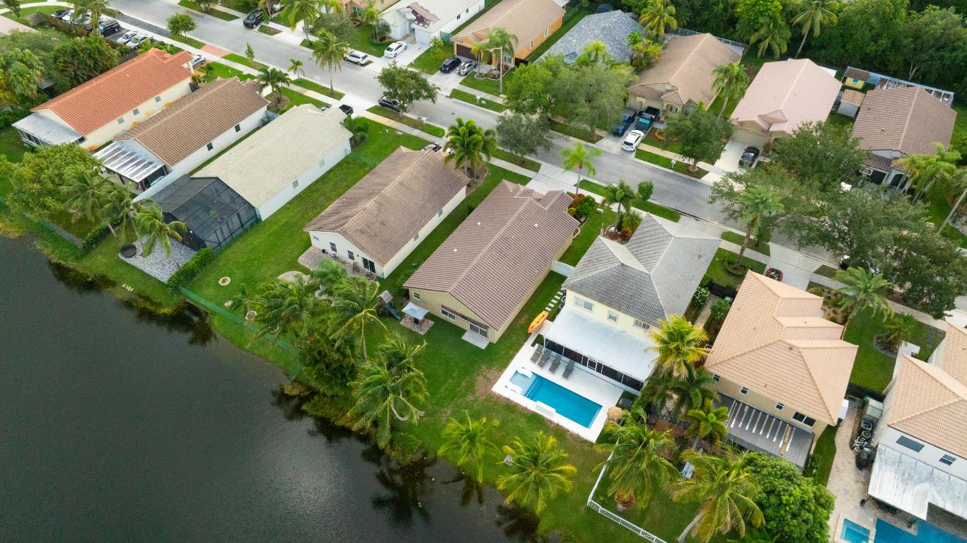 370 SW 203rd Pembroke Pines, FL 33029