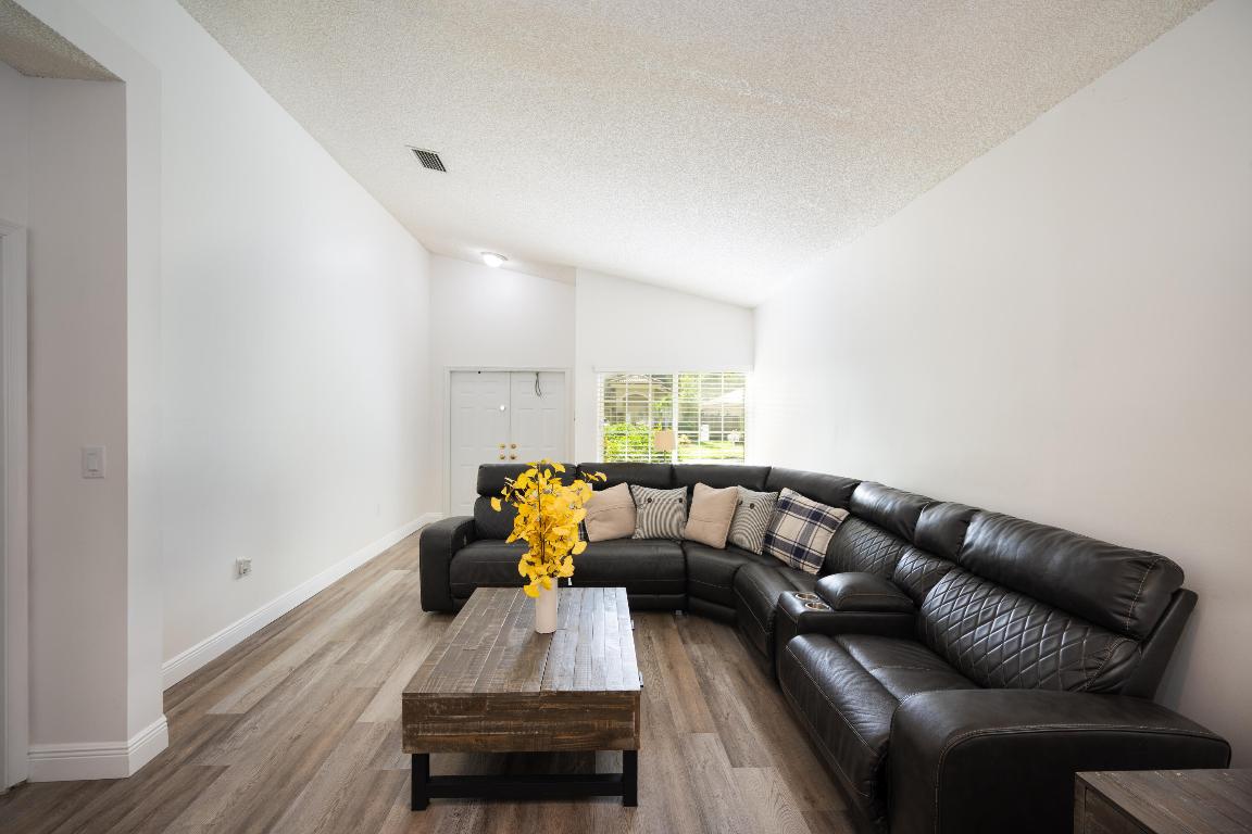 370 SW 203rd Pembroke Pines, FL 33029