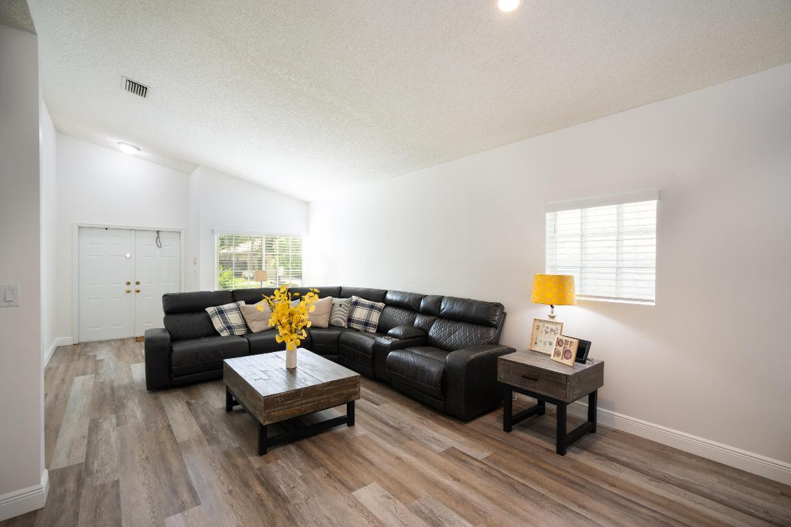 370 SW 203rd Pembroke Pines, FL 33029