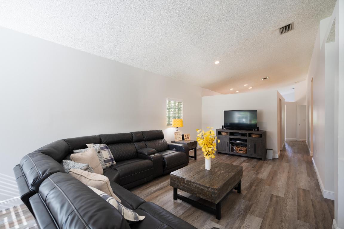 370 SW 203rd Pembroke Pines, FL 33029