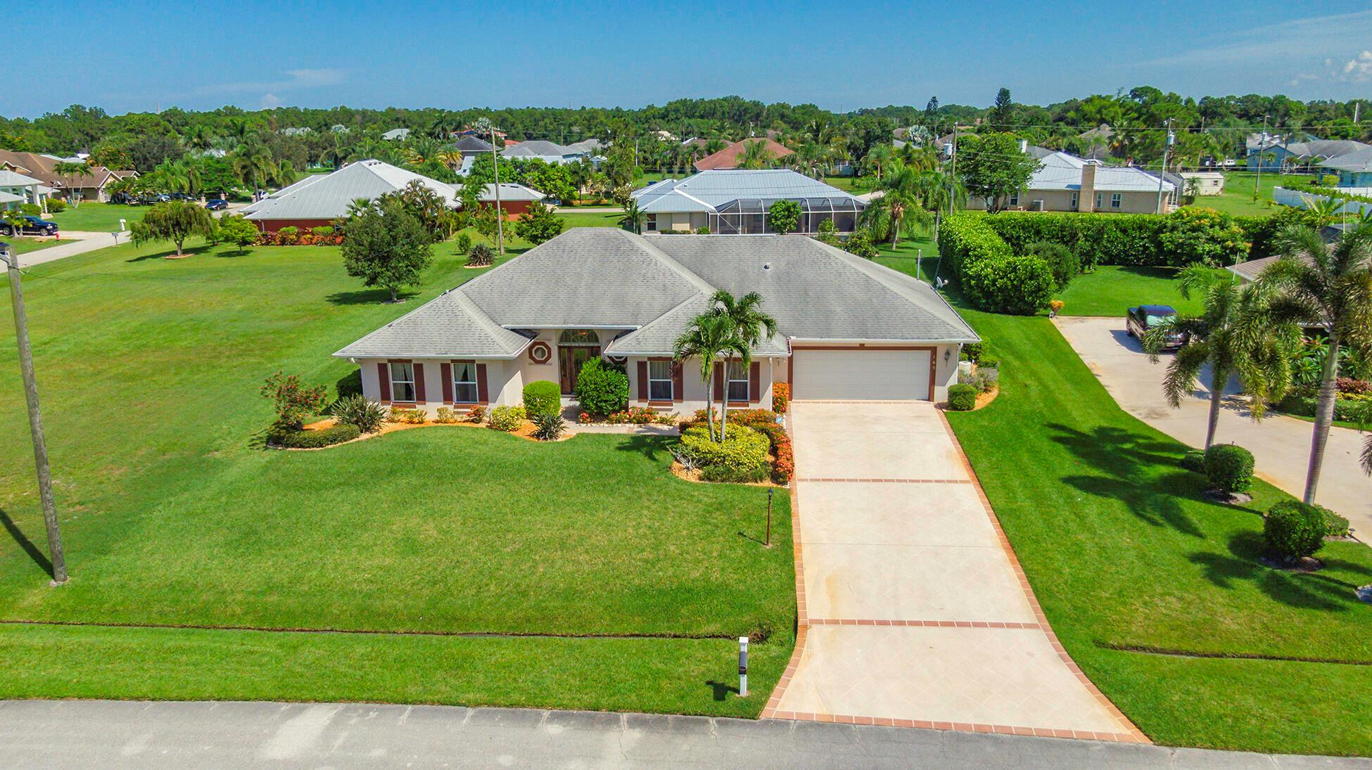 165 SW Hawthorne Cir