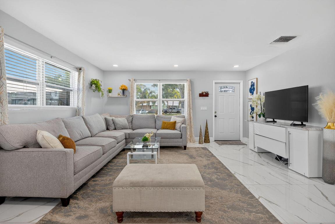 511 Iris Ave Palm Beach Gardens, FL 33410