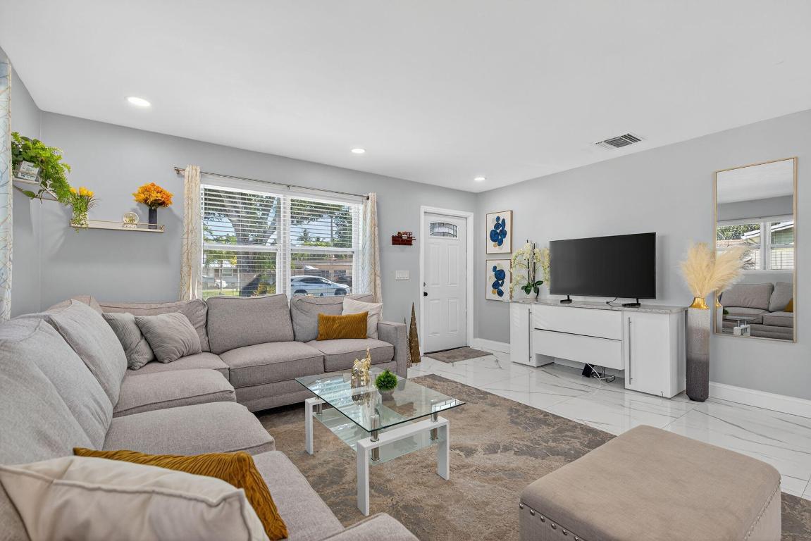 511 Iris Ave Palm Beach Gardens, FL 33410