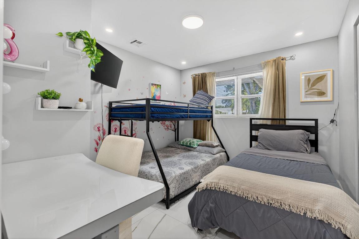 511 Iris Ave Palm Beach Gardens, FL 33410