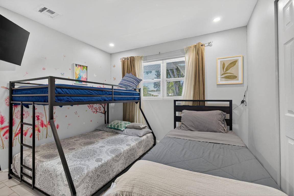 511 Iris Ave Palm Beach Gardens, FL 33410