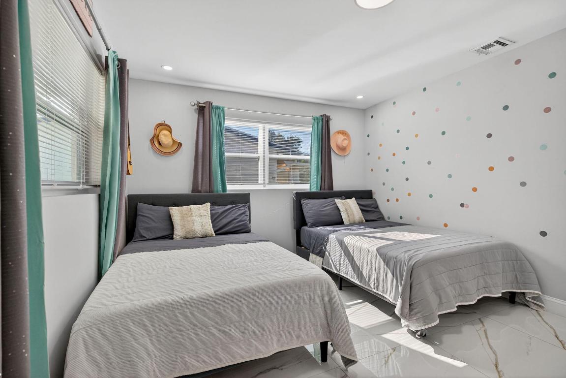 511 Iris Ave Palm Beach Gardens, FL 33410