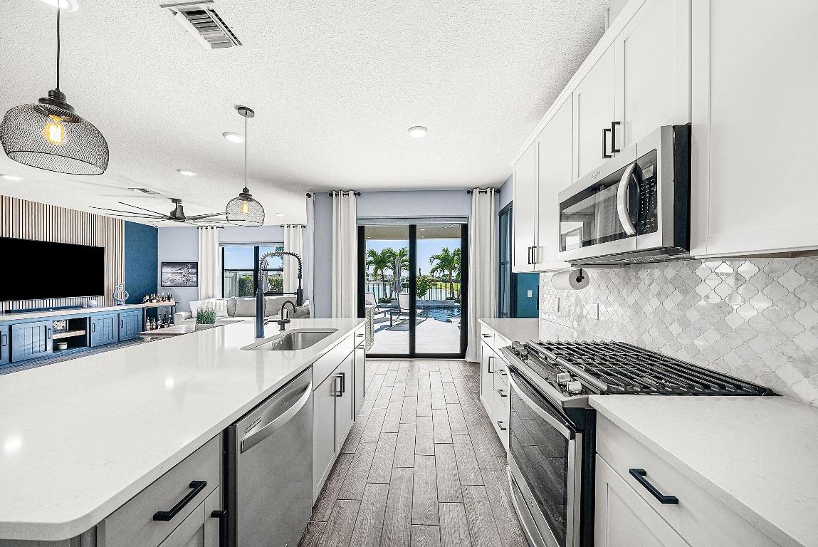 8220 Cinch Lake Worth, FL 33467