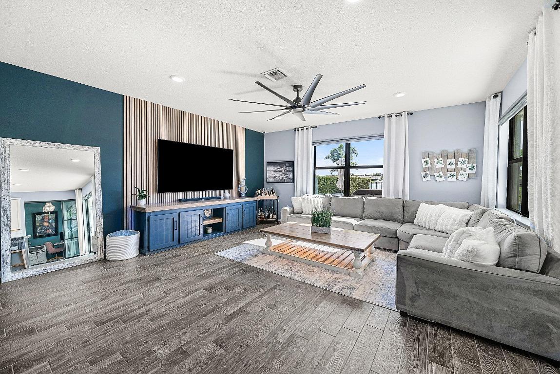 8220 Cinch Lake Worth, FL 33467