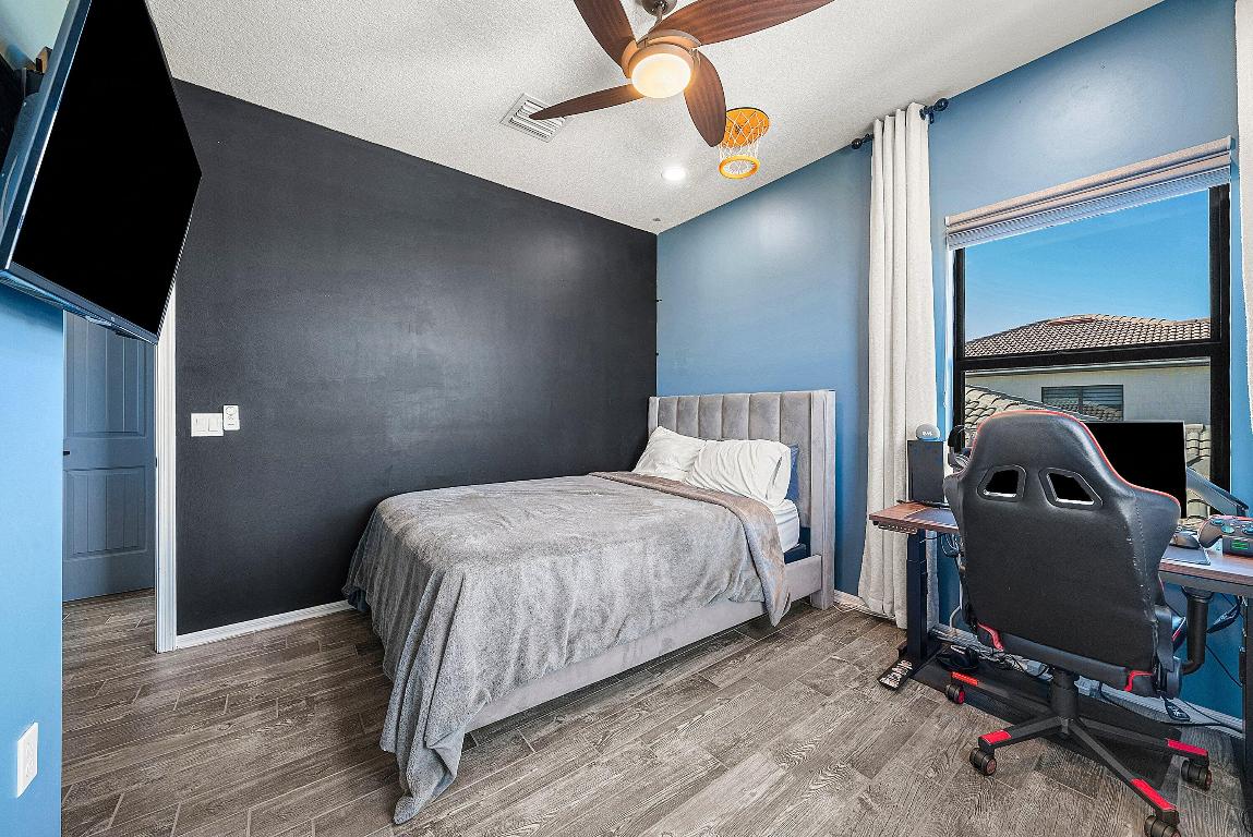 8220 Cinch Lake Worth, FL 33467