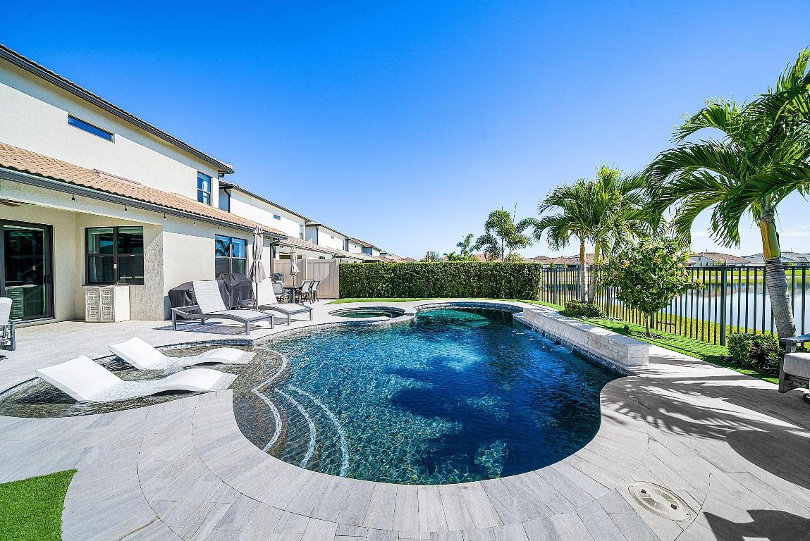 8220 Cinch Lake Worth, FL 33467