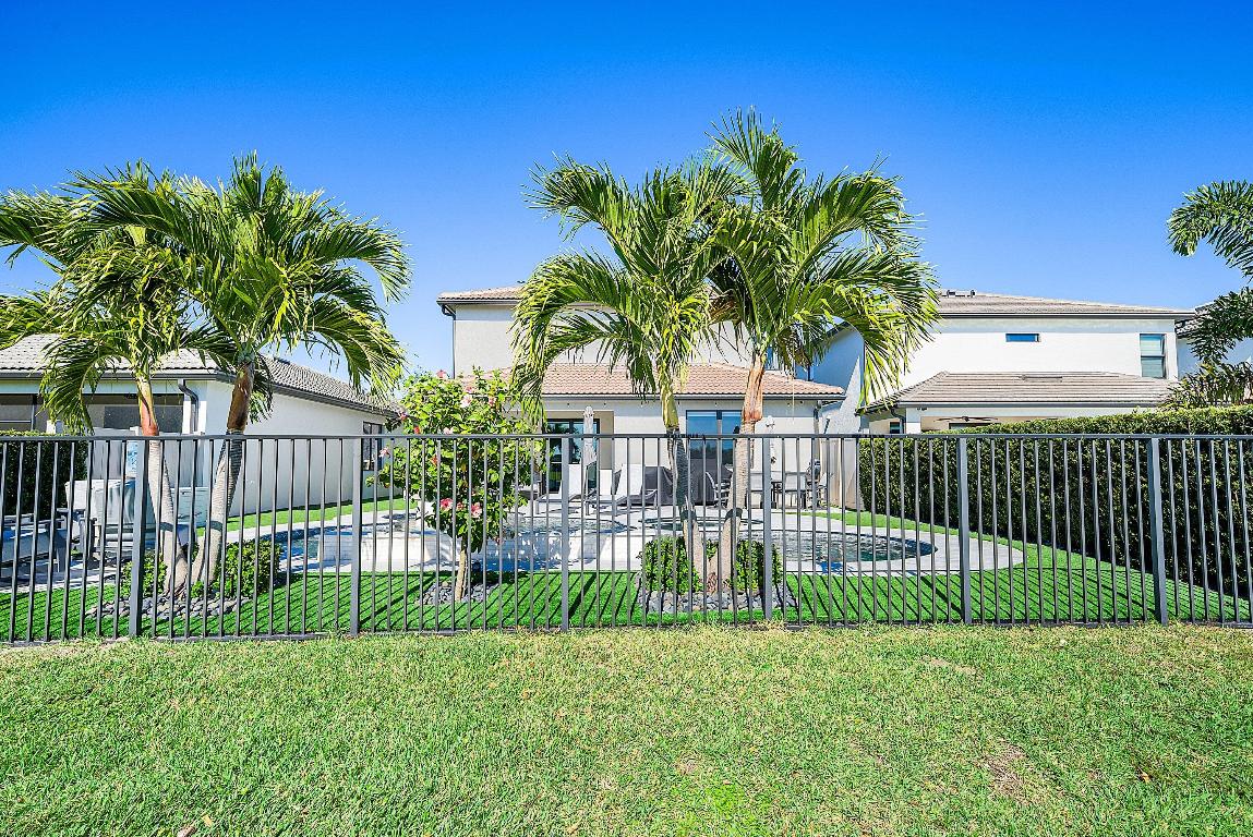 8220 Cinch Lake Worth, FL 33467