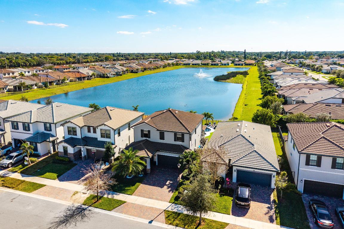 8220 Cinch Lake Worth, FL 33467