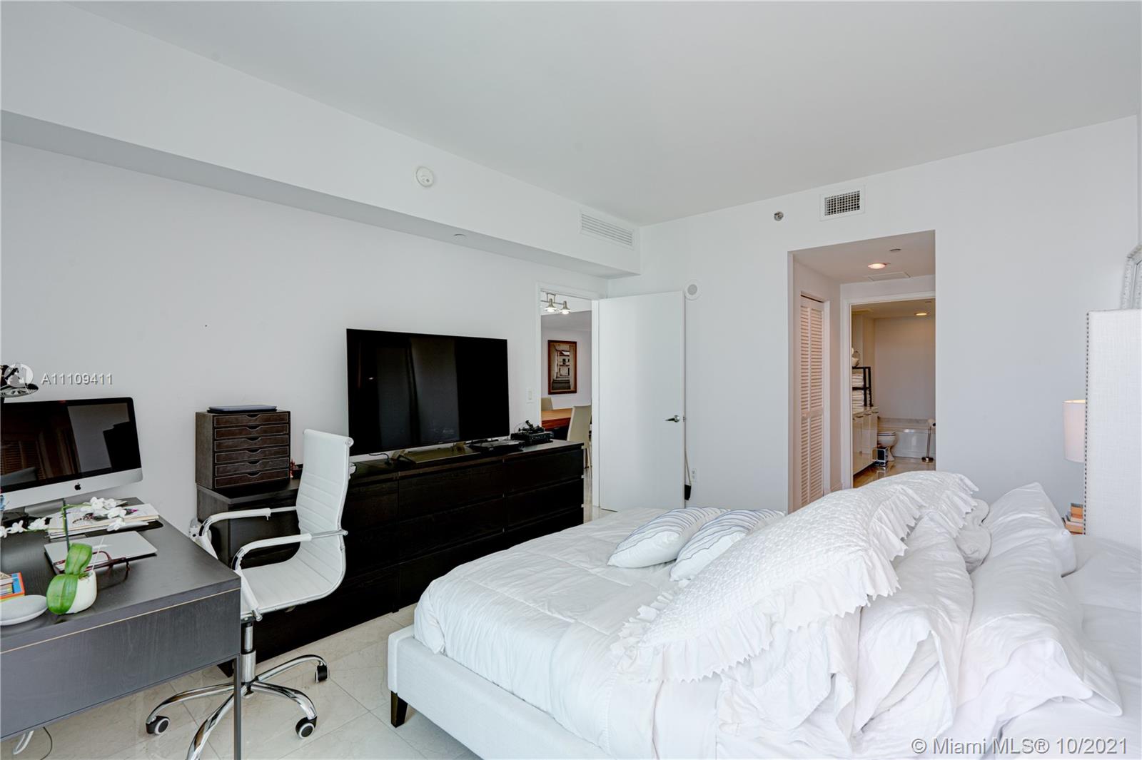 951 Brickell Ave #1606, Miami, FL 33131