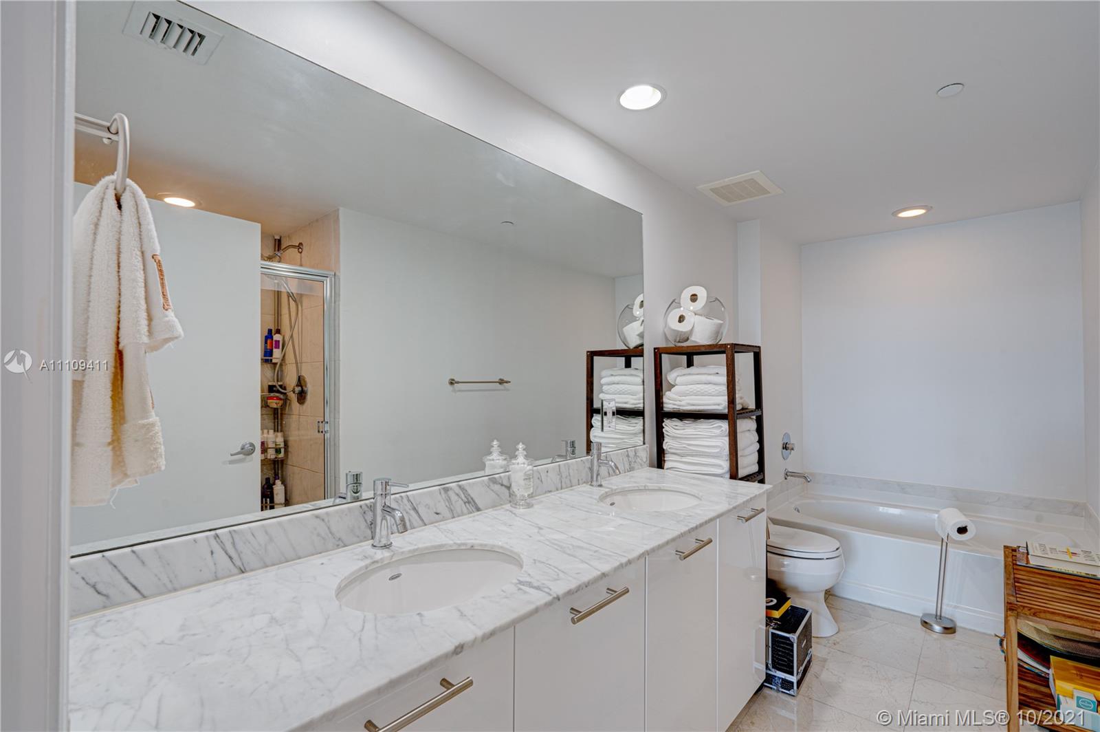 951 Brickell Ave #1606, Miami, FL 33131