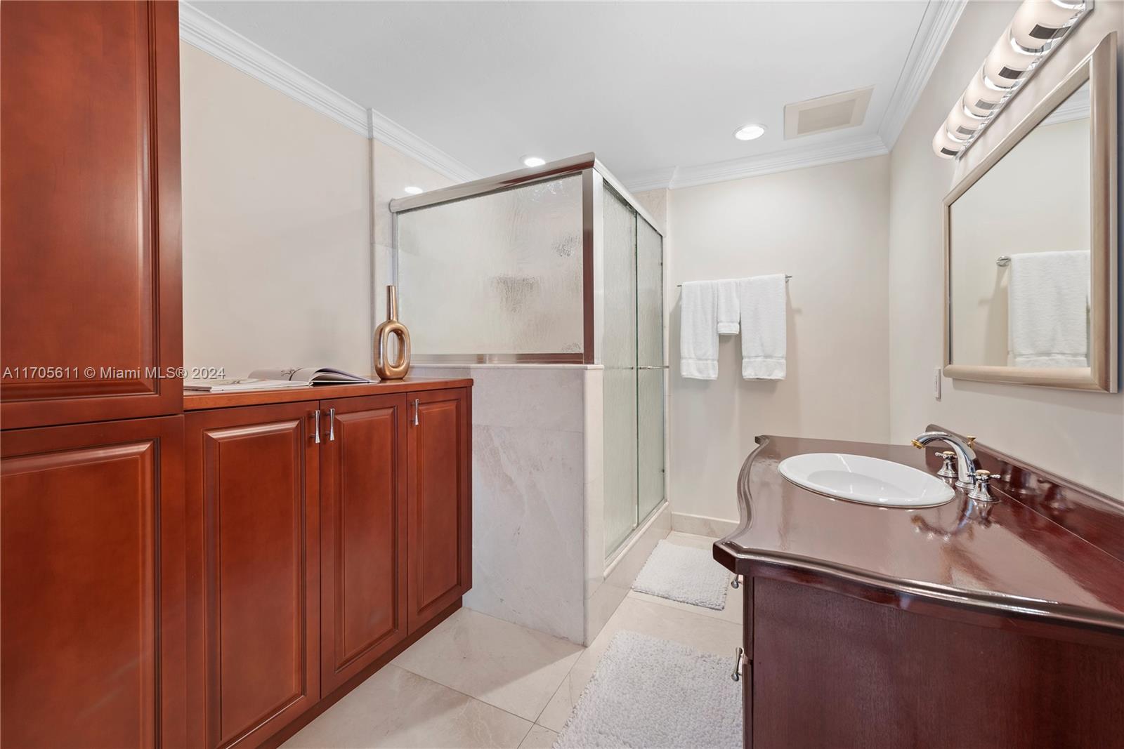 5371 N Bay Rd Miami Beach, FL 33140