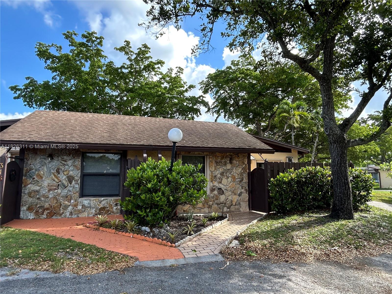 316 Briarwood Cir #4-17