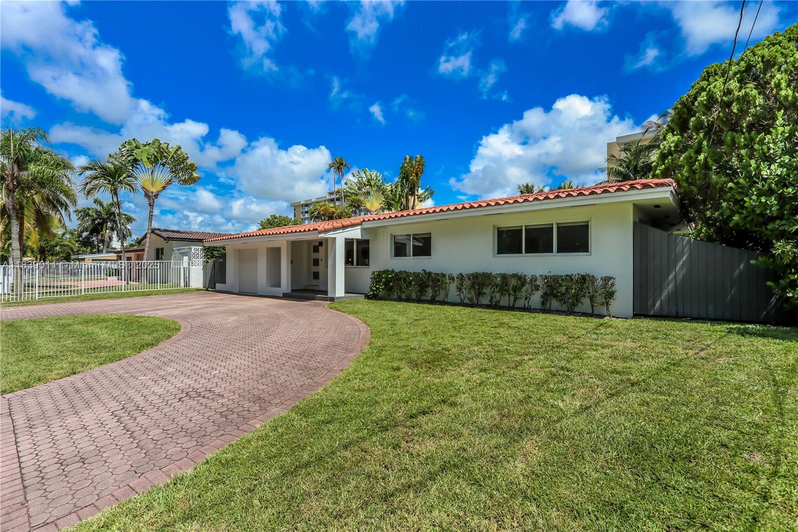 2135 Arch Crk Dr North Miami, FL 33181