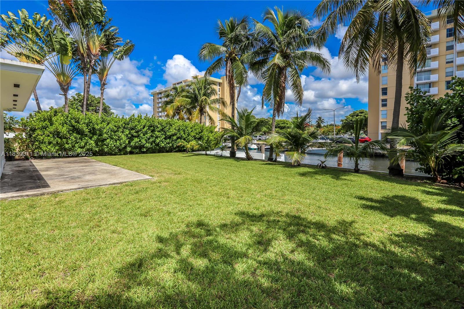 2135 Arch Crk Dr North Miami, FL 33181