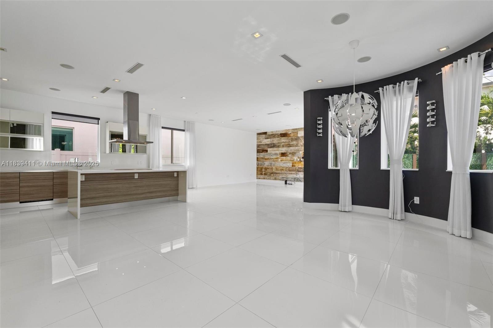 10431 NW 68th Ter Doral, FL 33178