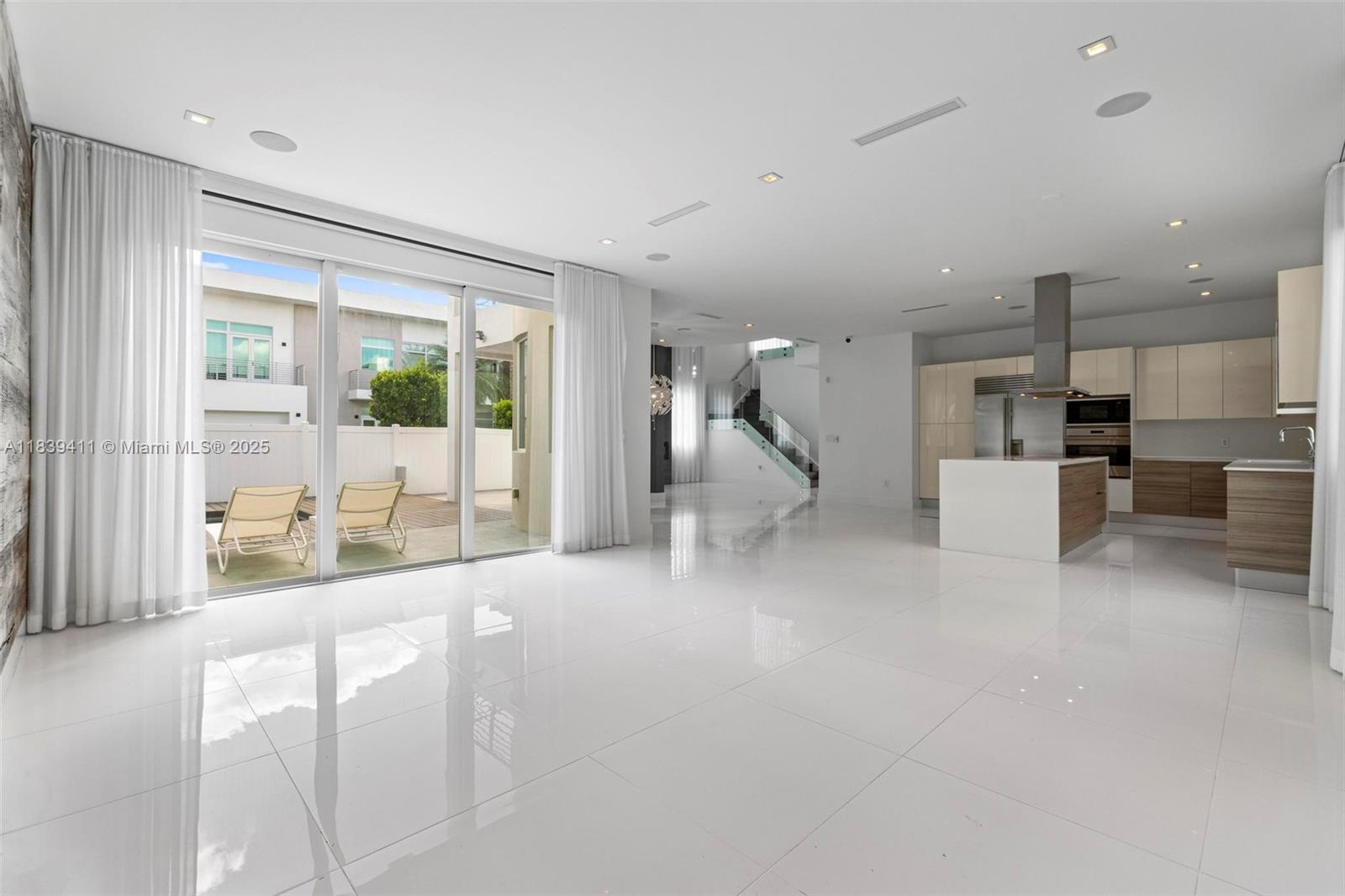 10431 NW 68th Ter Doral, FL 33178