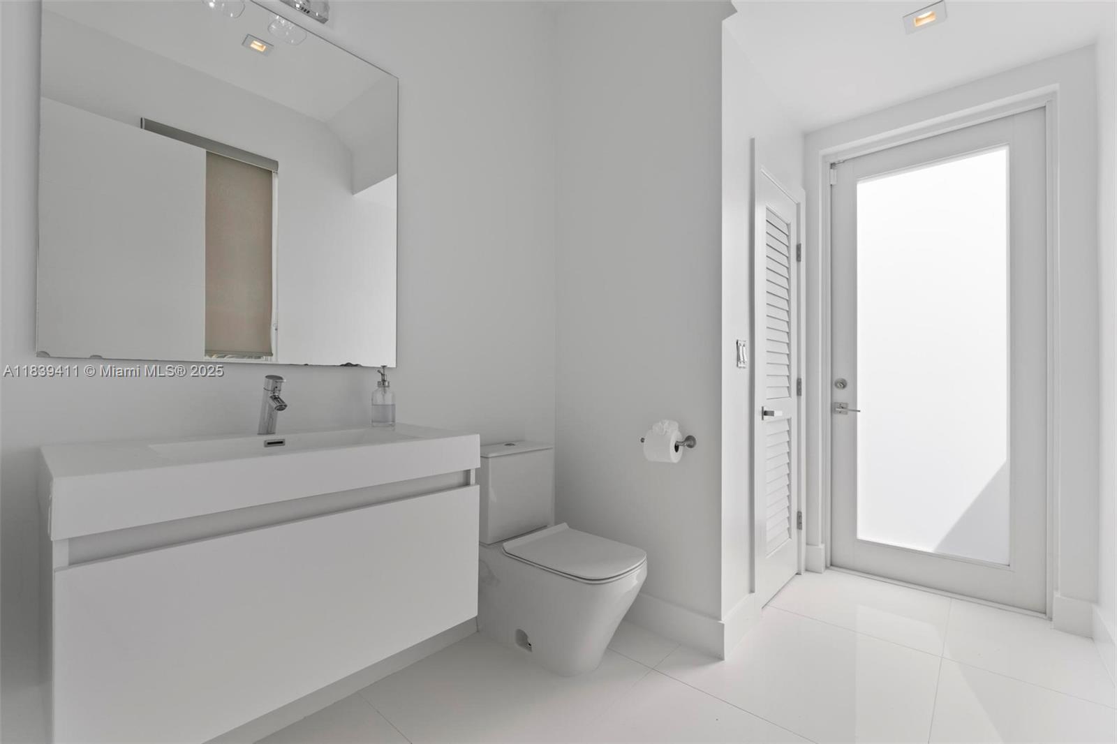 10431 NW 68th Ter Doral, FL 33178