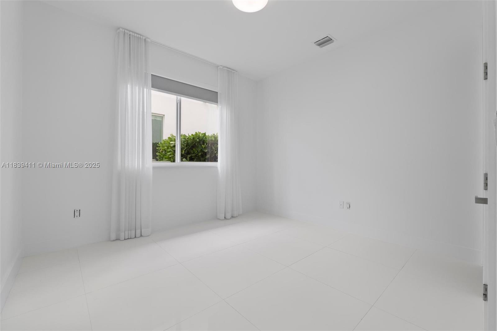 10431 NW 68th Ter Doral, FL 33178