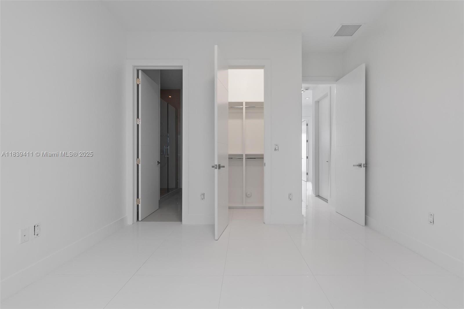 10431 NW 68th Ter Doral, FL 33178