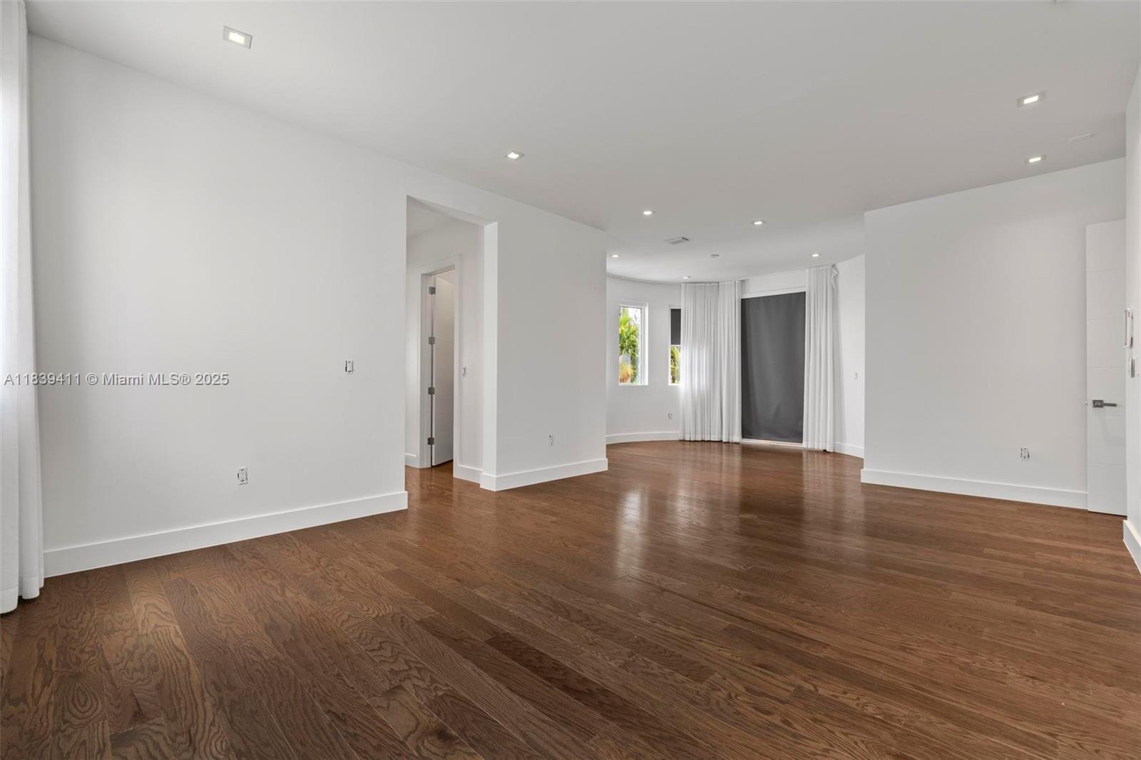 10431 NW 68th Ter Doral, FL 33178