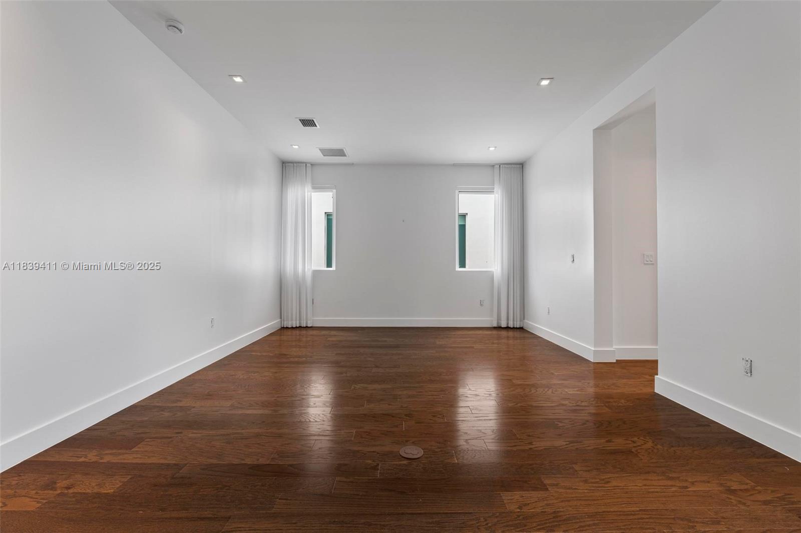 10431 NW 68th Ter Doral, FL 33178