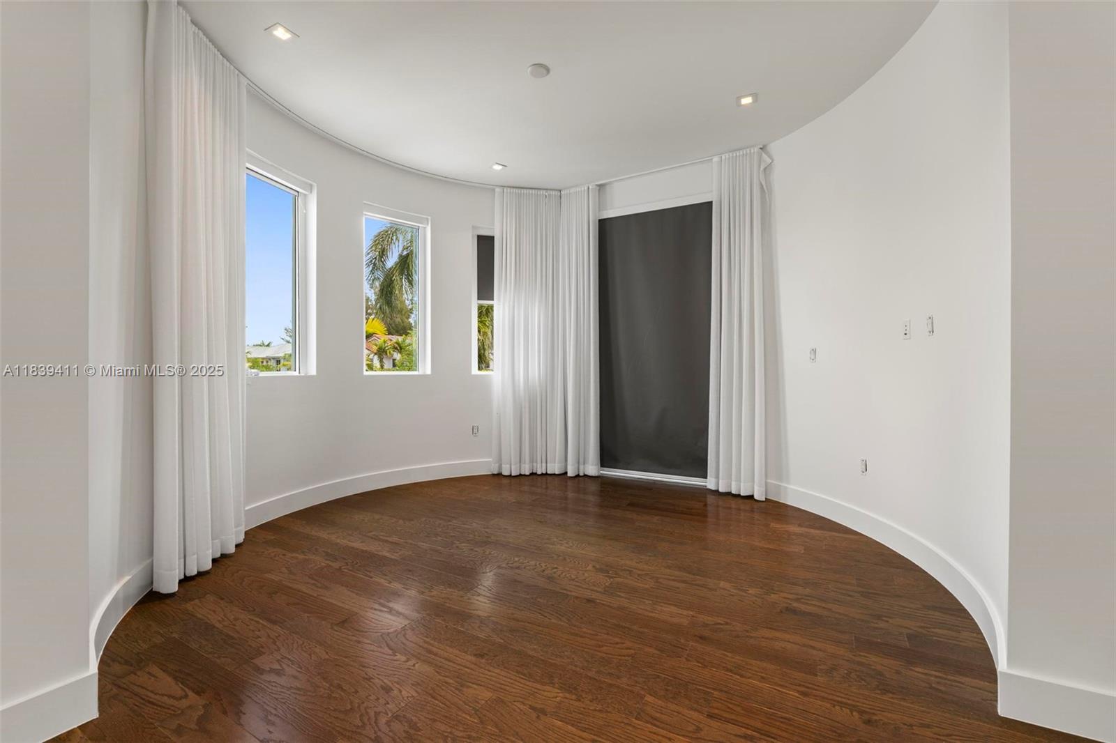 10431 NW 68th Ter Doral, FL 33178