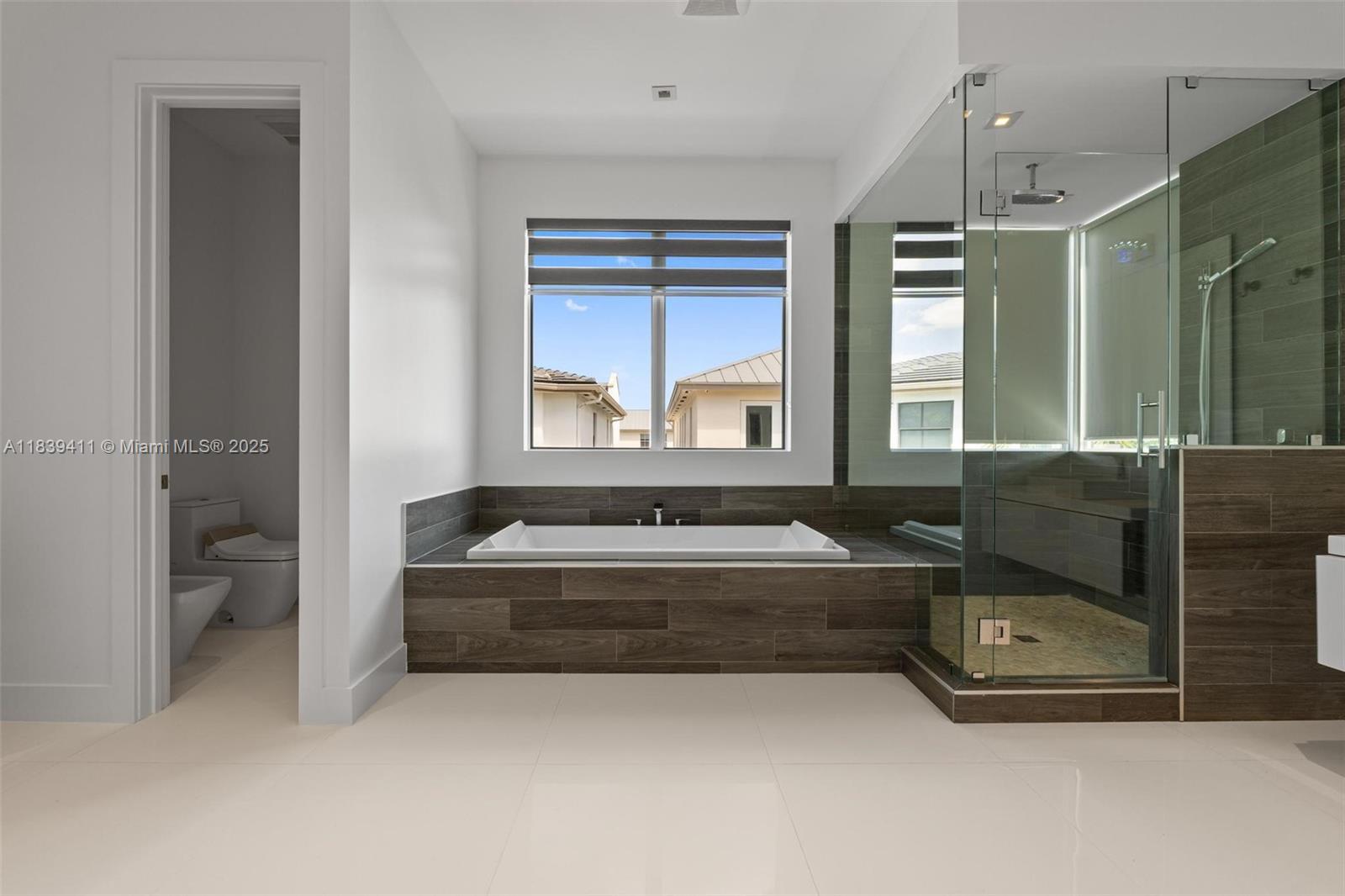 10431 NW 68th Ter Doral, FL 33178