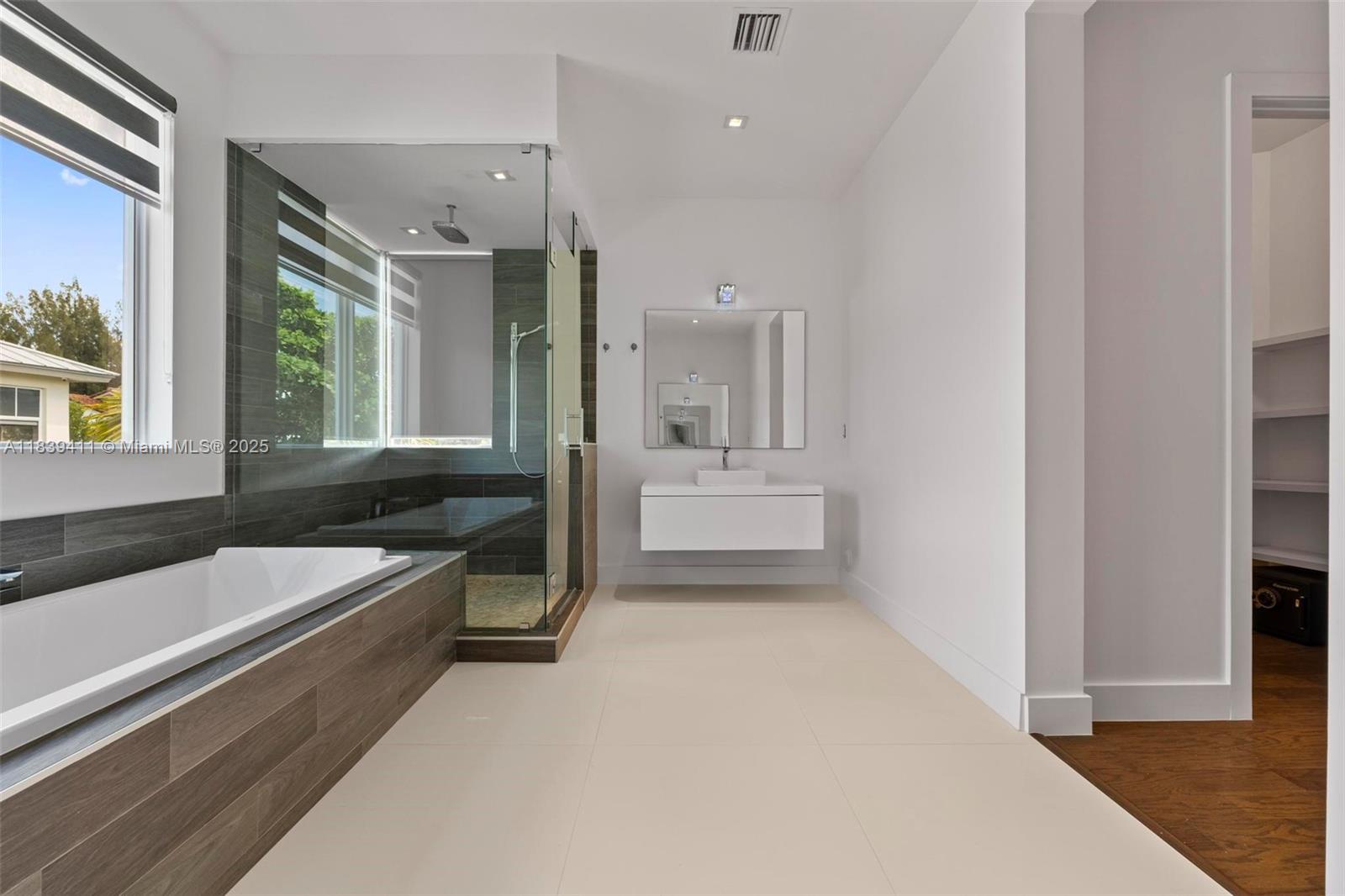 10431 NW 68th Ter Doral, FL 33178